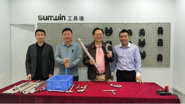 四川欧阳兴谊金属科技总经理阳宇一行参观jbo(中国)竞博电竞首页水管展厅 四川欧阳兴谊金属科技总经理阳宇一行参观jbo(中国)竞博电竞首页水管展厅